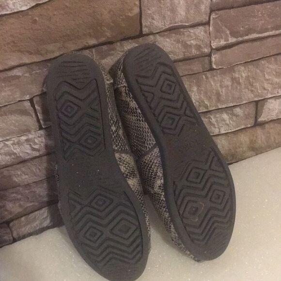 TOMS  - Picture 7 of 7